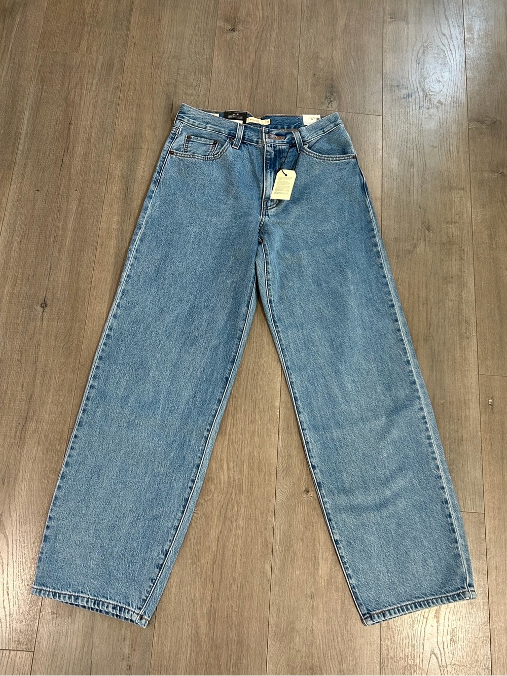 Levi’s
Size: 26 x 32
Women’s baggy dad Jeans — Blue